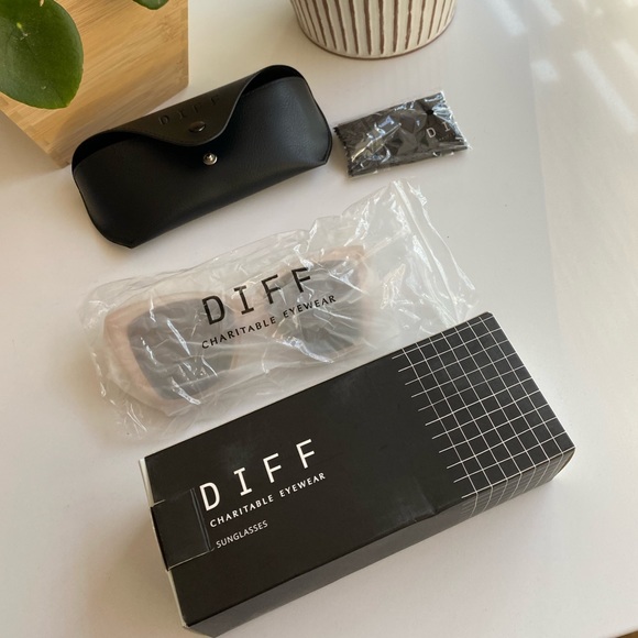 DIFF Becky II Sandstone Crystal Brown Fade Polarized Sunglasses - Picture 9 of 11